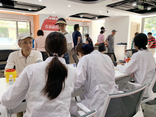 上海六一兒童醫(yī)院走進(jìn)寶山路街道開展便民服務(wù)活動,為居民答疑解惑