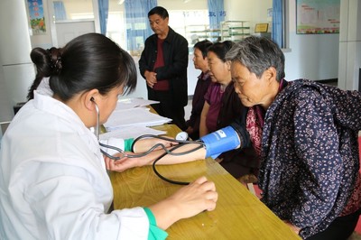 九師一六五團為65歲以上老人開展免費健康體檢活動